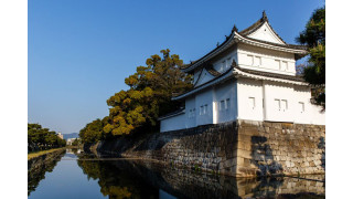 Lâu đài Nijo được bao quanh bởi các bức tường cao, tháp và hào